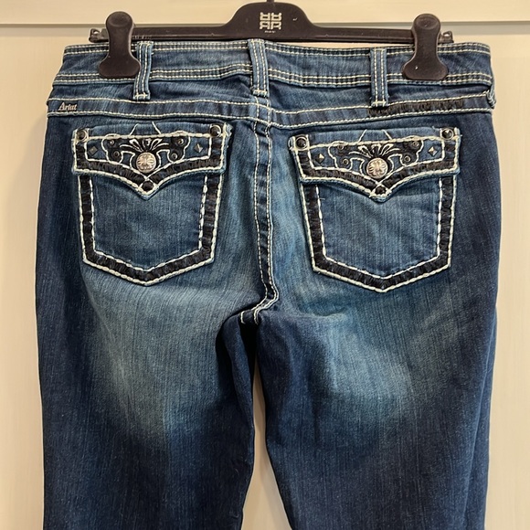 NWOT Ariat Ruby mid rise dark blue denim flare jeans with pocket embellishments - Picture 8 of 12